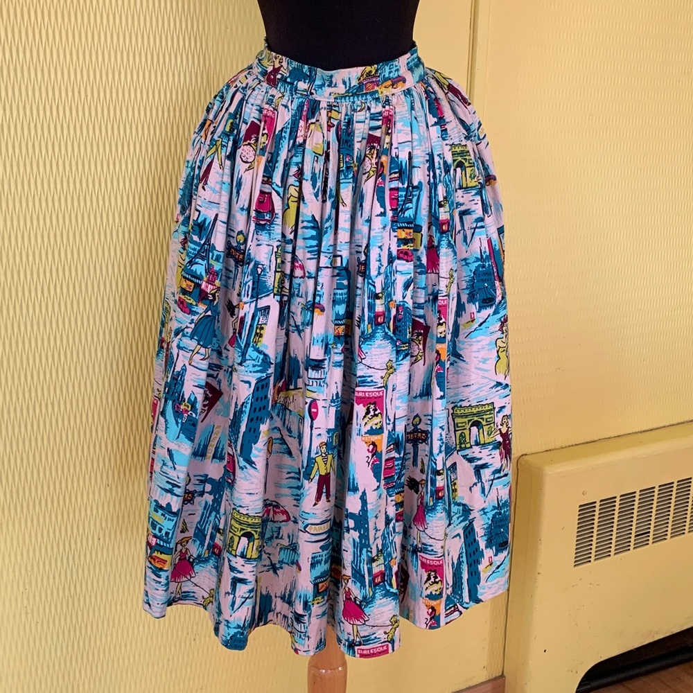 Pinup couture Jenny skirt with Paris print and POCKETS!
Size medium waist 30”